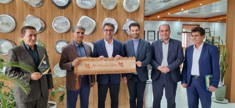 نشان پهلوان تولید و اشتغال به واحد اشتغال‌آفرین ابزار سبلان اردبیل اهدا شد